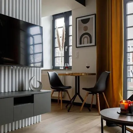 Chic - Cozy And Stylish - Center - Jp33 *